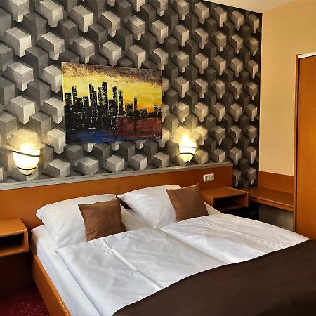 Hotel Stadt Hamburg Am Fluss Sarrebruck Extérieur photo