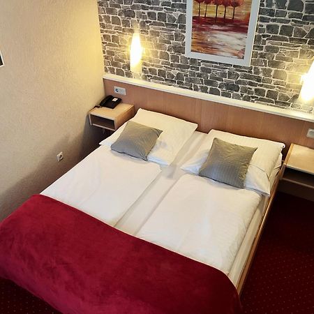 Hotel Stadt Hamburg Am Fluss Sarrebruck Extérieur photo