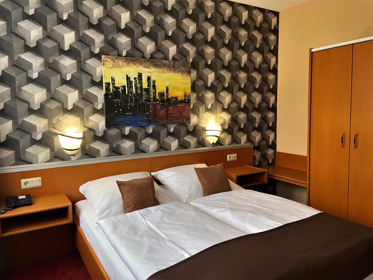 Hotel Stadt Hamburg Am Fluss Sarrebruck Extérieur photo