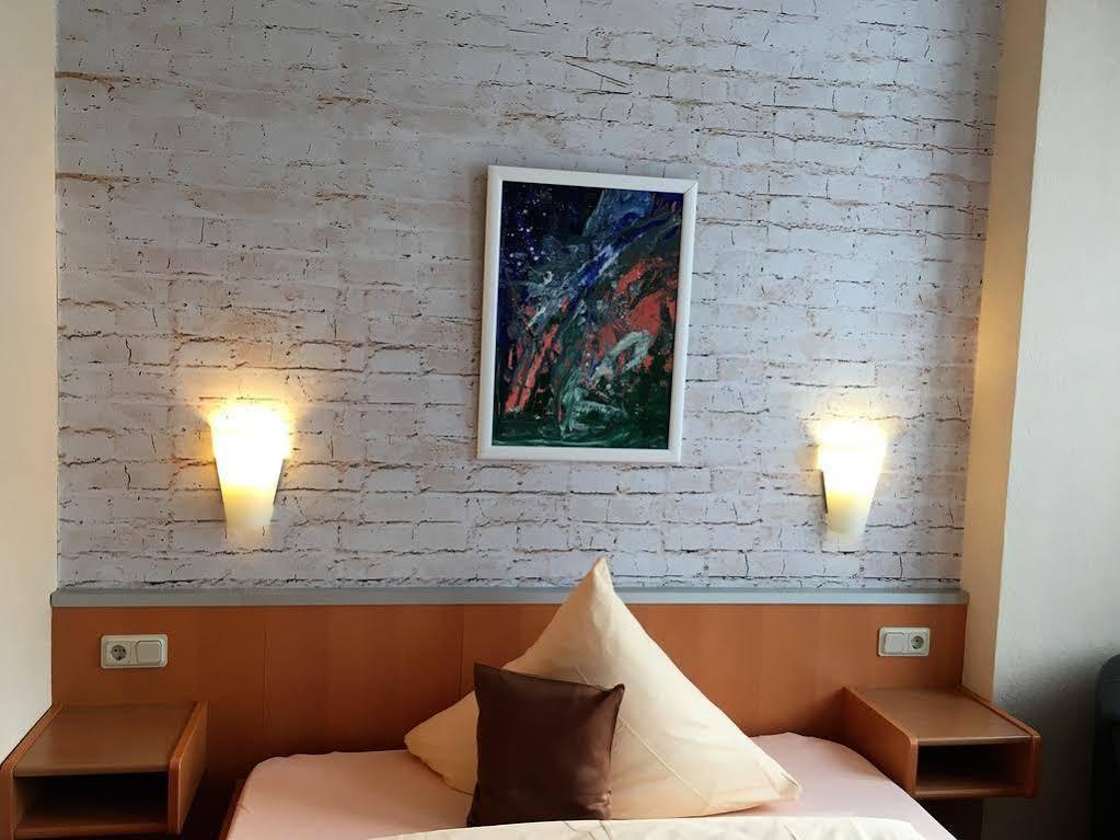 Hotel Stadt Hamburg Am Fluss Sarrebruck Extérieur photo