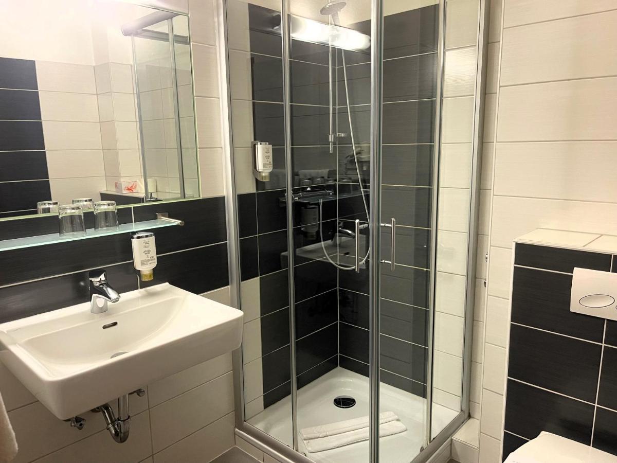 Hotel Stadt Hamburg Am Fluss Sarrebruck Extérieur photo
