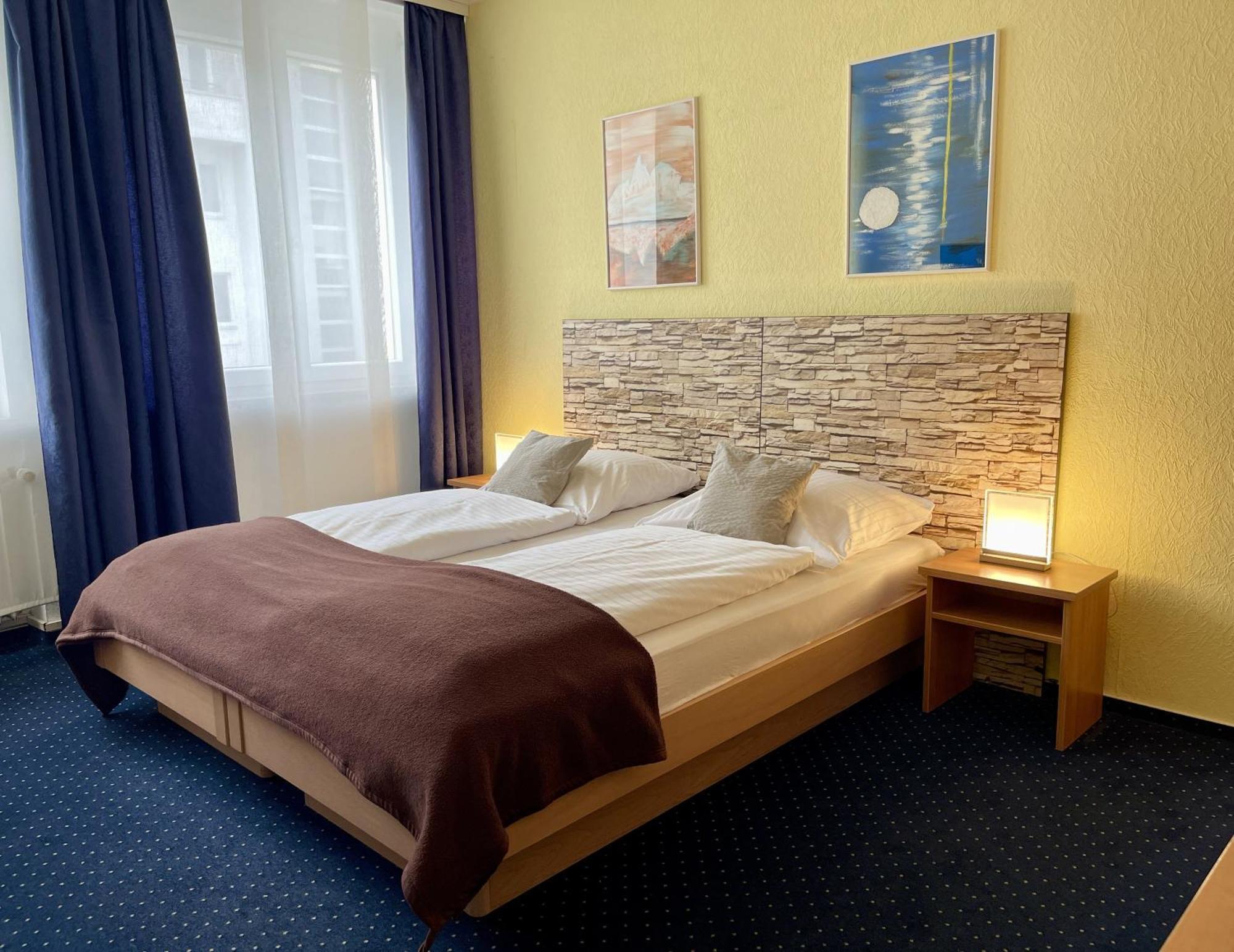 Hotel Stadt Hamburg Am Fluss Sarrebruck Extérieur photo