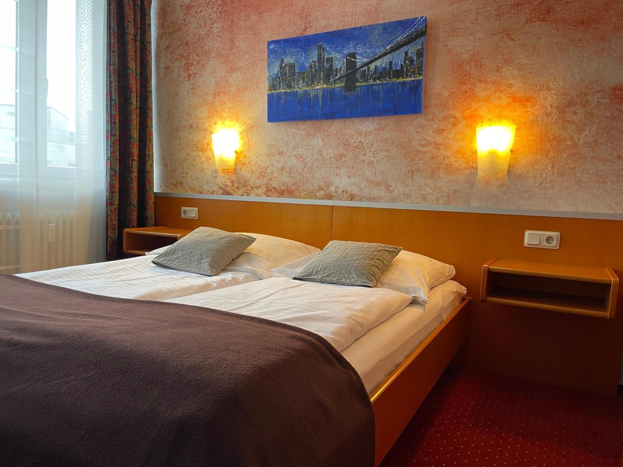 Hotel Stadt Hamburg Am Fluss Sarrebruck Extérieur photo