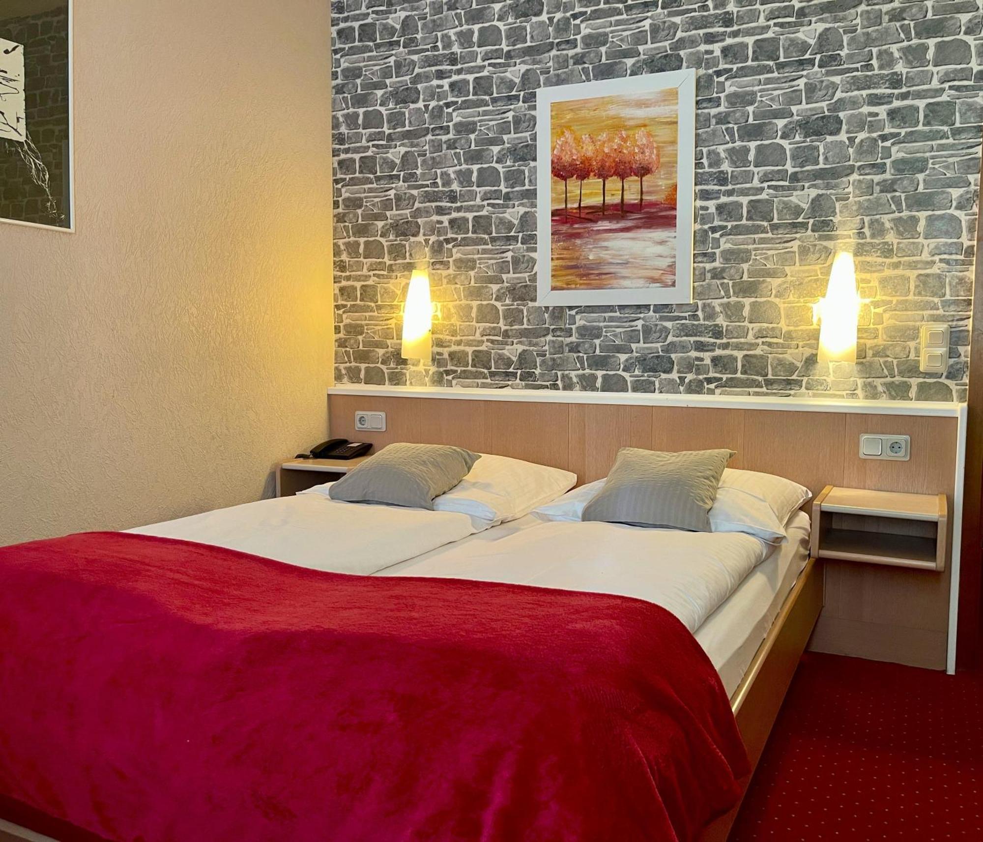 Hotel Stadt Hamburg Am Fluss Sarrebruck Extérieur photo