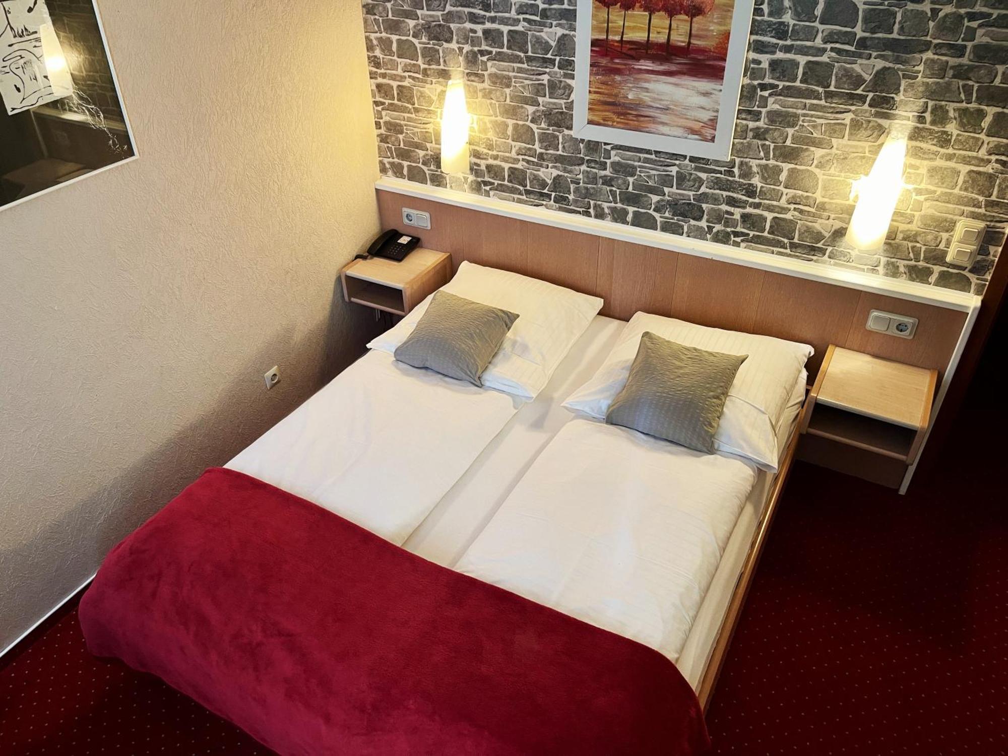 Hotel Stadt Hamburg Am Fluss Sarrebruck Extérieur photo