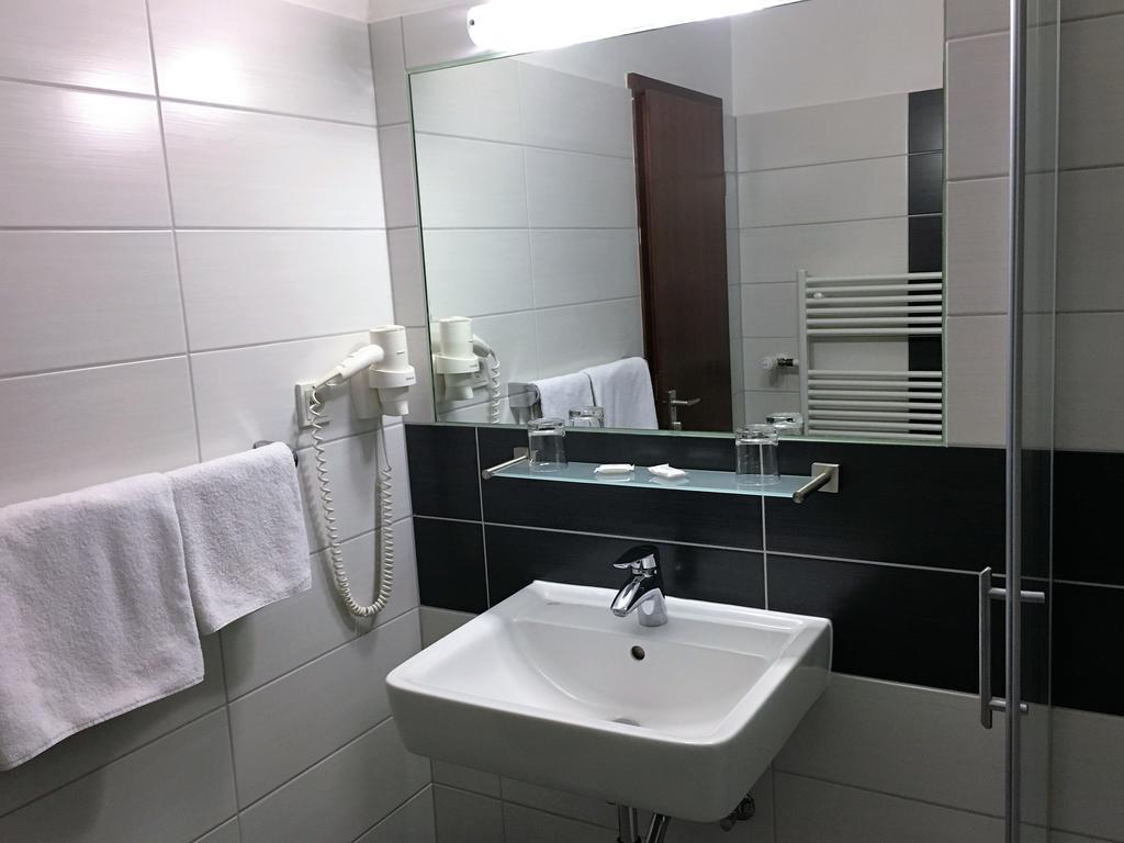 Hotel Stadt Hamburg Am Fluss Sarrebruck Extérieur photo