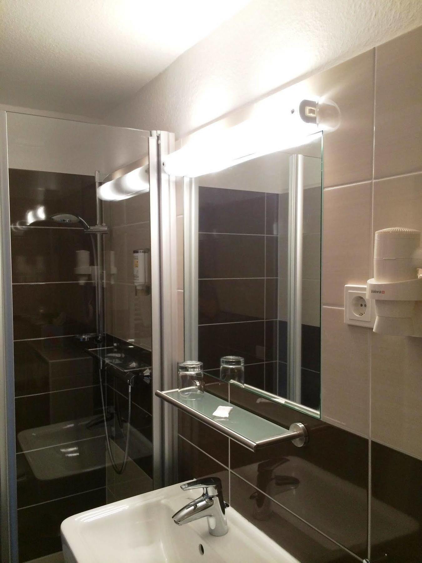 Hotel Stadt Hamburg Am Fluss Sarrebruck Extérieur photo