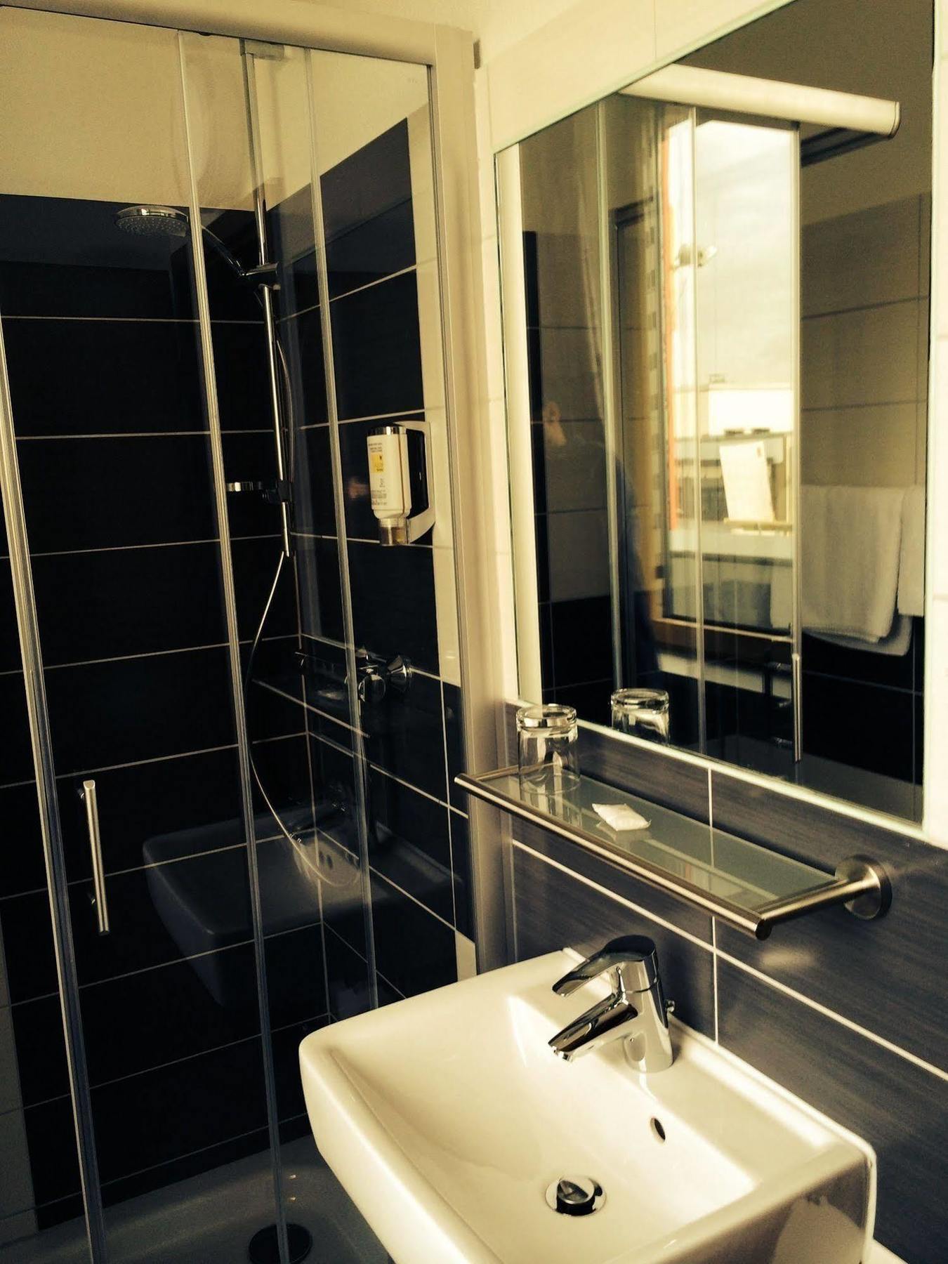 Hotel Stadt Hamburg Am Fluss Sarrebruck Extérieur photo